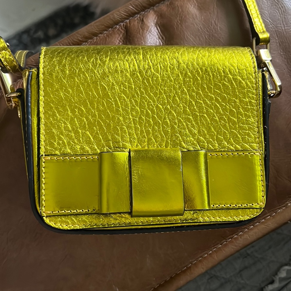 BURBERRY
Metallic Calfskin Bow Detail Berkeley Crossbody Green/Yellow